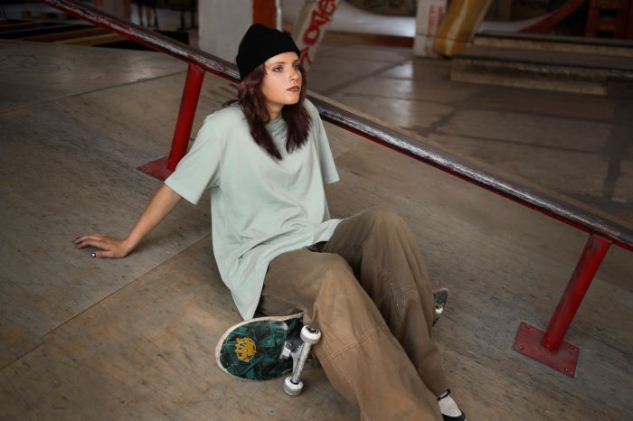 Gaya  berpakaian longgar ala Streetwear. (Foto: Freepik.com)