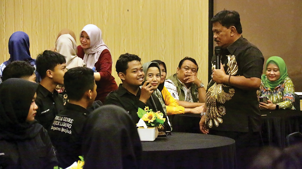 BANTU IBU HAMIL: Bupati Marhaen Djumadi menjelaskan upaya pemkab melindungi ibu hamil dan bayi dengan gratis biaya persalinan.