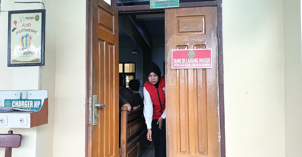 SOPAN: Tri Ratna Mulya keluar ruang sidang kemarin. Dia menjadi terdakwa pembuat perkedel rasa dobel L.