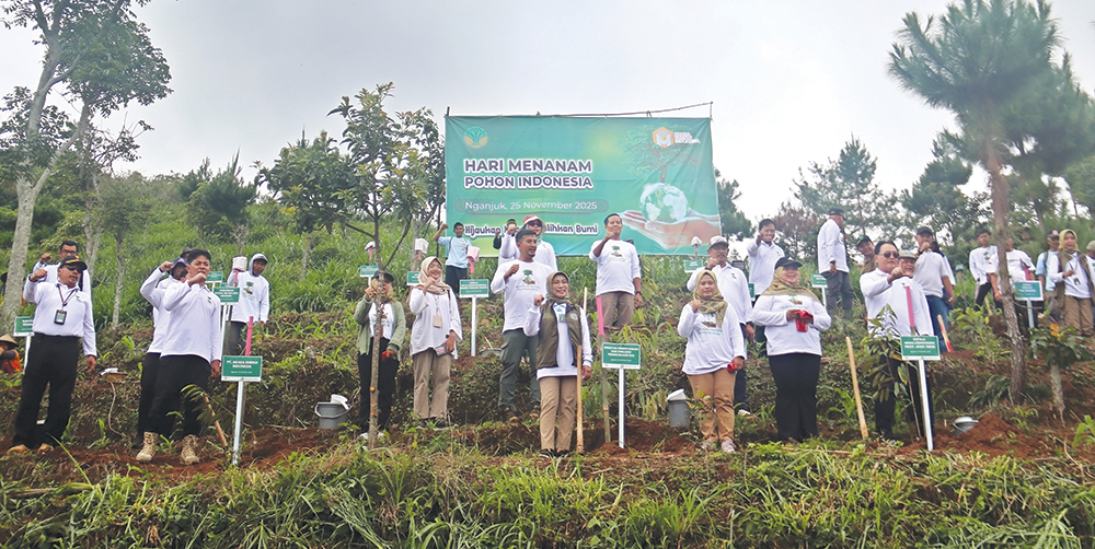 CINTAI ALAM: Kementerian Kehutanan bersama tamu undangan melakukan penanaman ribuan pohon.