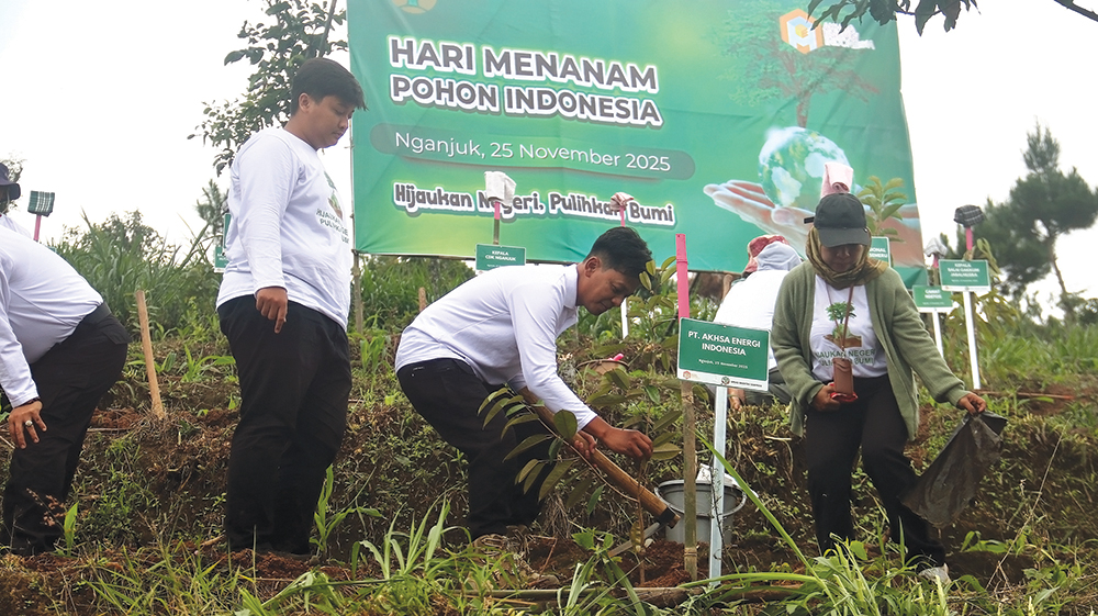 PEDULI: Direktur PT Akhsa Energi Indonesia M. Burhanul Karim ikut menanam pohon dari peringatan Hari Menanam Pohon di kawasan perhutani di Desa Blongko, Ngetos.