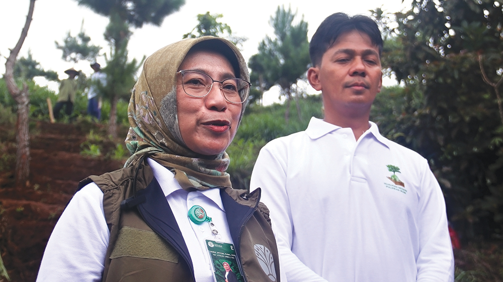 SINERGI: Direktur PT Akhsa Energi Indonesia M. Burhannul Karim dampingi Direktur Perencanaan dan Evaluasi Pengelolaan DAS Kemenhut Nurul Iftitah saat press release. PT Akhsa sumbang ribuan bibit pohon
