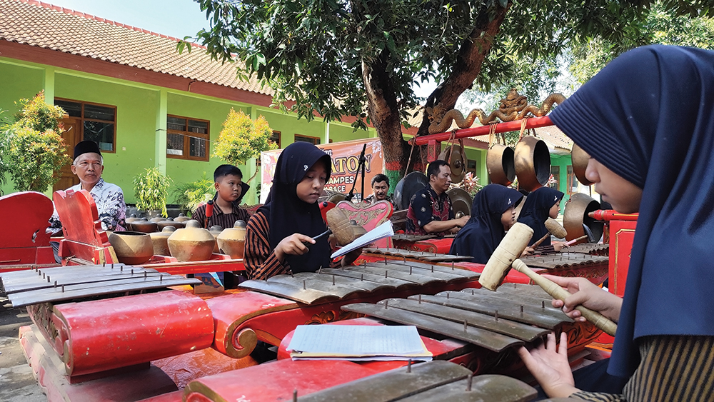 KEJUTAN: Siswa SDN Jampes 1 menampilkan karawitan di Hari Guru Nasional kemarin. Mereka belajar karawitan selama setahun.