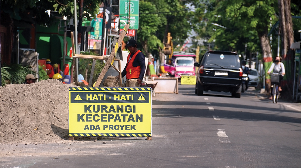 DIKEJAR DEADLINE: Proyek gorong-gorong di Jalan Merdeka, Nganjuk dikebut kemarin. Penyerapan APBD Nganjuk tahun 2025 masih 70 persen.