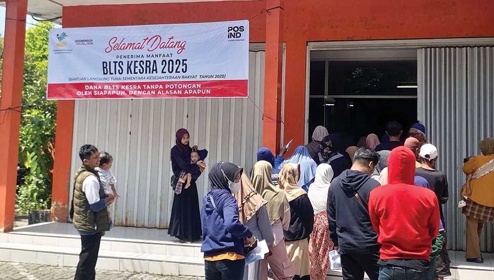 MENGULAR: Antrean panjang calon penerima BLTS Kesra 2025 di Kantor Pos Nganjuk kemarin pagi. Mereka antre 1,5 jam untuk dapat uang Rp 900 ribu.