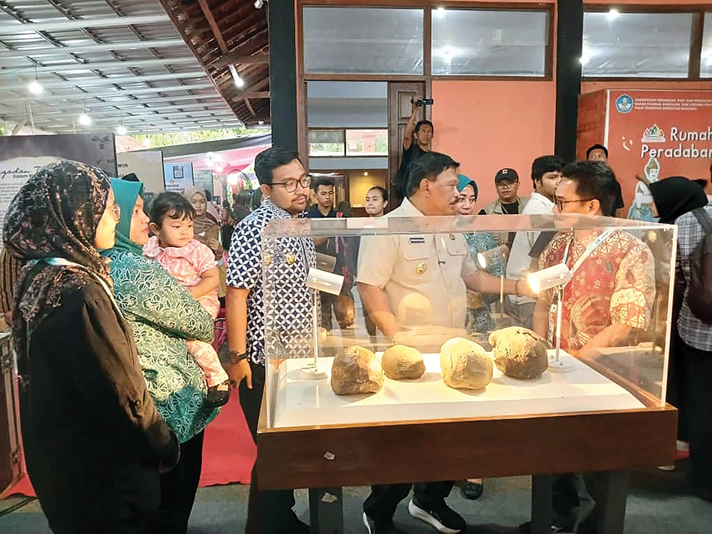 RAMAI PENGUNJUNG: Bupati Marhaen Djumadi dan Wabup Trihandy saat mengunjungi Museum Anjuk Ladang.