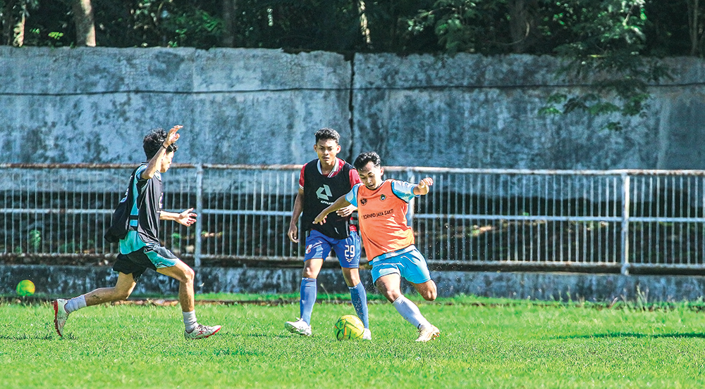MAIN DI LUAR KANDANG: Pemain Persenga Nganjuk saat berlatih di Stadion Anjuk Ladang. Persenga tergabung di grup P.