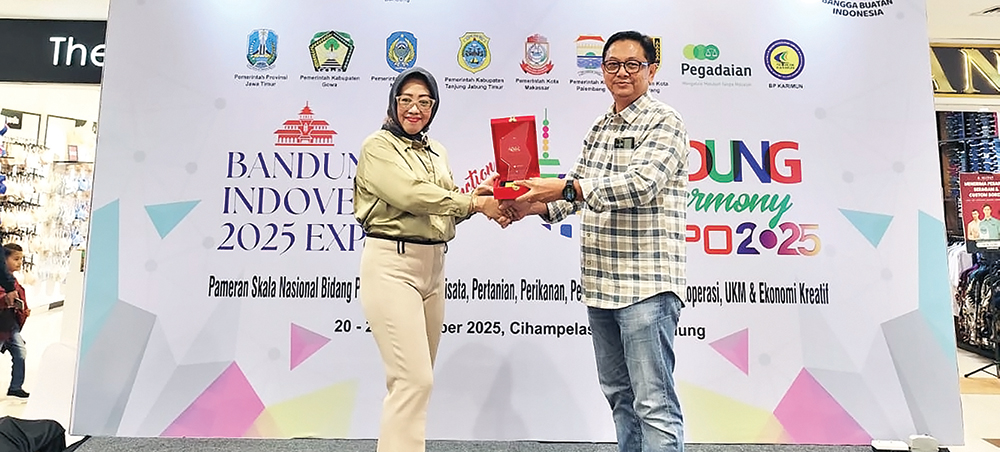 BANGGA: Kabid Pemberdayaan dan Pengembangan Usaha Mikro Dinkop UM Nganjuk Anik Setyowati menerima penghargaan pada Pameran Bandung Indovest Expo 2025.