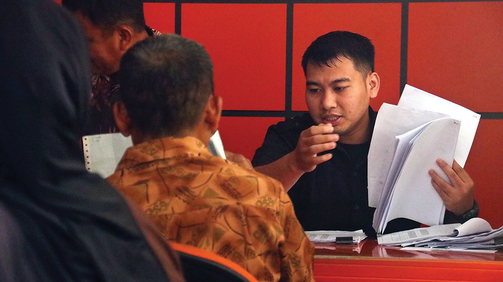 CAIR: Penerima BLTS cairkan bantuan Rp 900 ribu di Kantor Pos Nganjuk. Puluhan ribu orang belum cairkan BLTS.