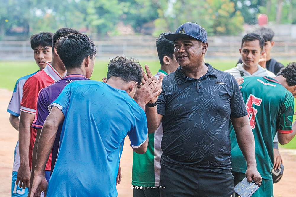 BERPENGALAMAN: Heru Sunarno jadi pelatih Persenga lagi. Dia target promosi ke liga 3.