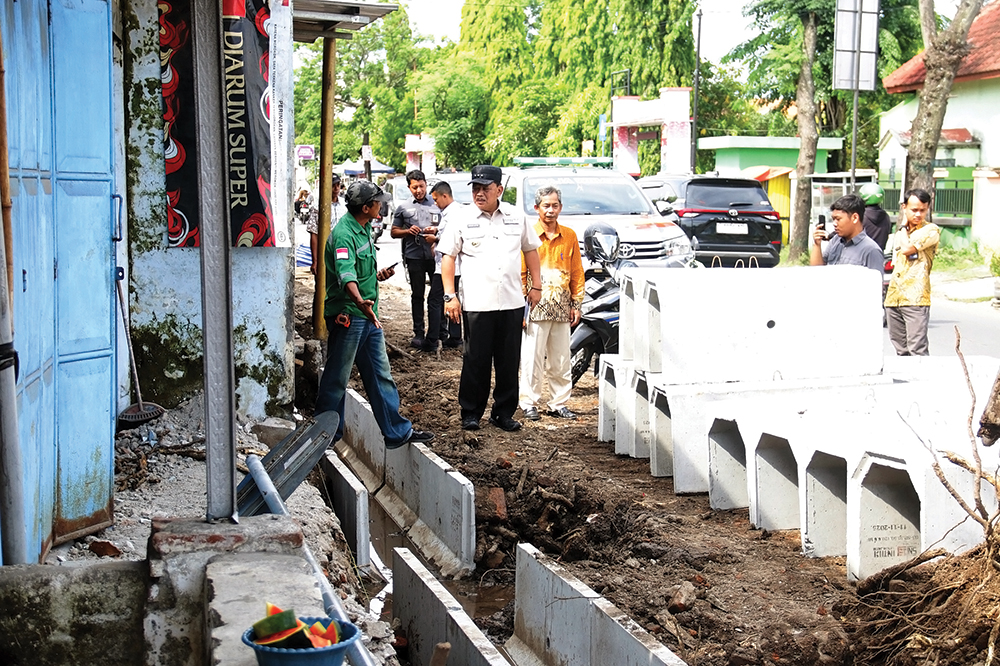 SIDAK PROYEK: Bupati Marhaen Djumadi mengecek pembangunan salruan air dan trotoar di Desa Gemenggeng.