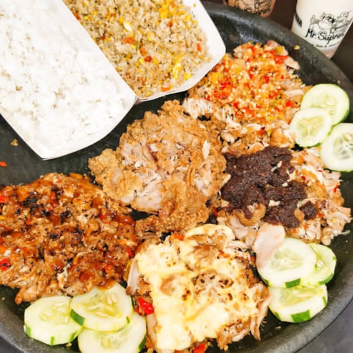 nasi ayam geprek dengan aneka topping unik dan sambal melimpah