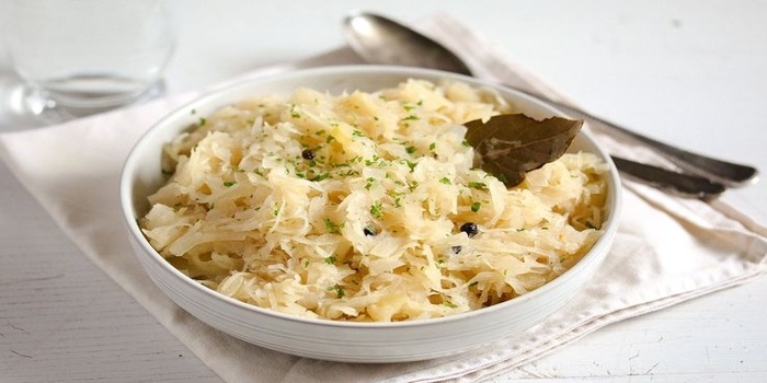 Sauerkraut kol fermentasi asam khas Jerman yang segar