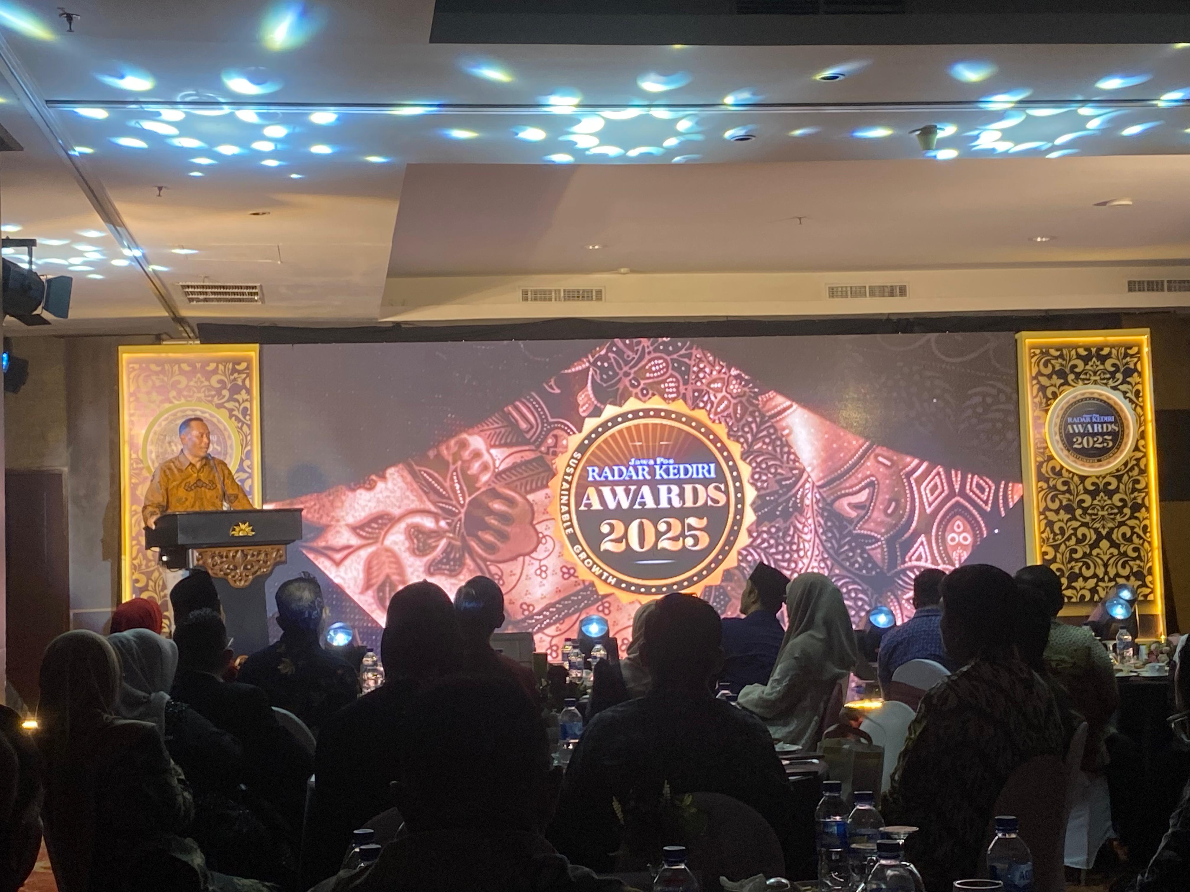 Wamen Dikti Fauzan Hadiri Radar Kediri Awards 2025