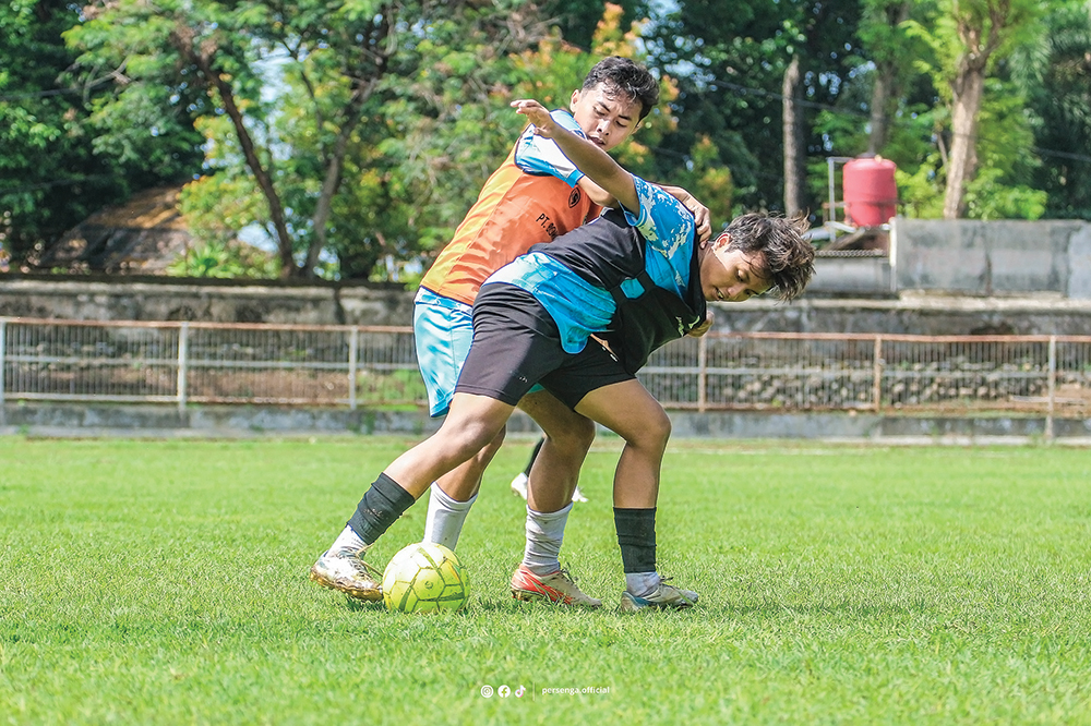 SONGSONG LIGA 4: Pemain Persenga berlatih di Stadion Anjuk Ladang untuk memantabkan taktik dan meningkatkan fisik.