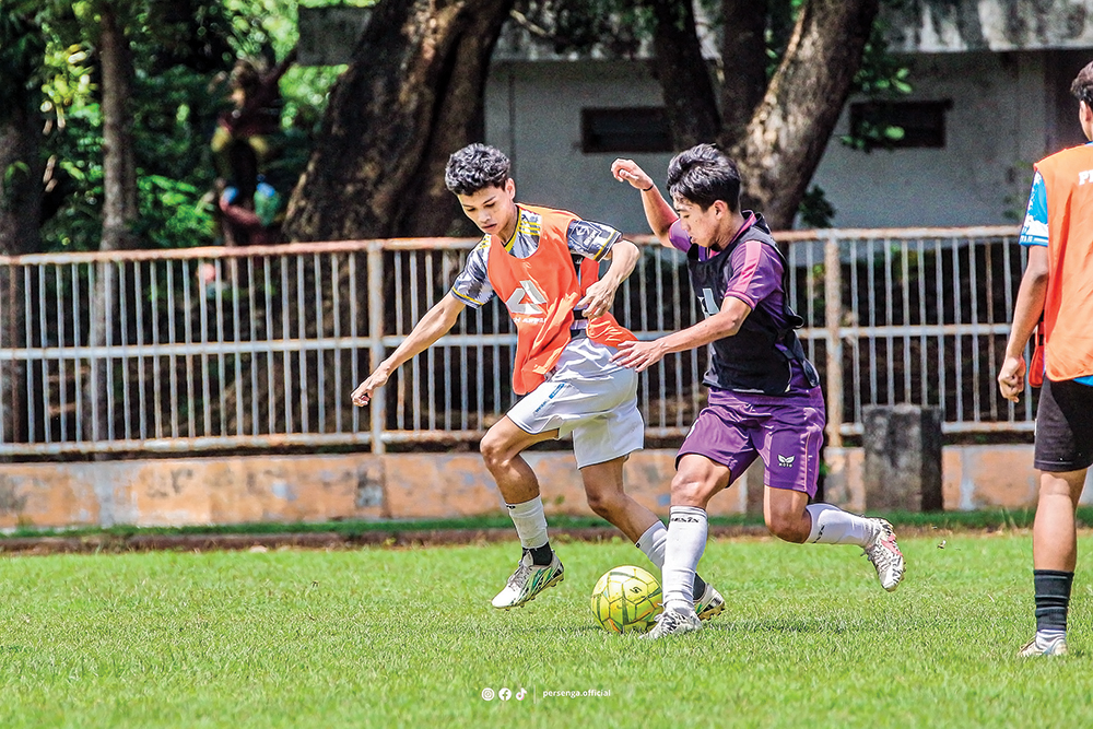 GANAS: Pemain Persenga saat berlatih. Laskar Singo Barong menang 2-1 lawan PSID Jombang di laga uji coba.