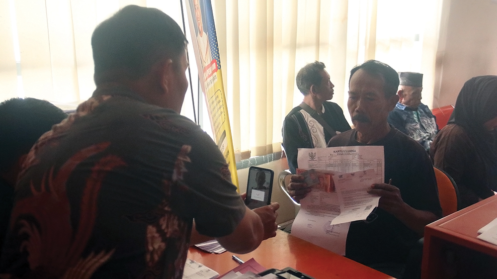 DIPERPANJANG: Penerima BLTS Kesra saat mencairkan bantuan di Kantor Pos. Pencairan BLTS diperpanjang.