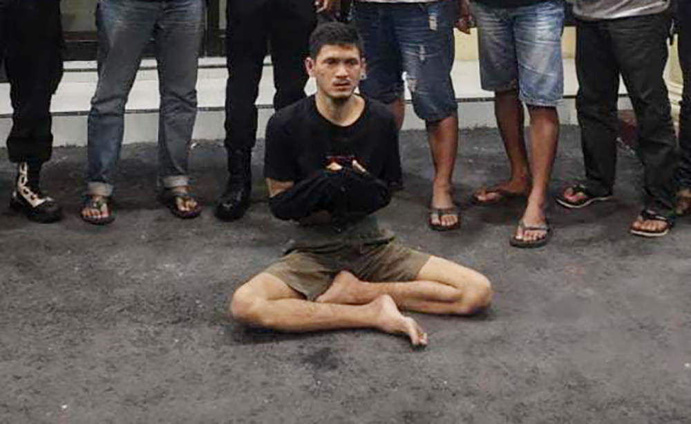 Dengan menggunakan pisau yang dibeli di Pasar Warujayeng, tersangka menusuk tiga korbannya sebanyak 27 kali.