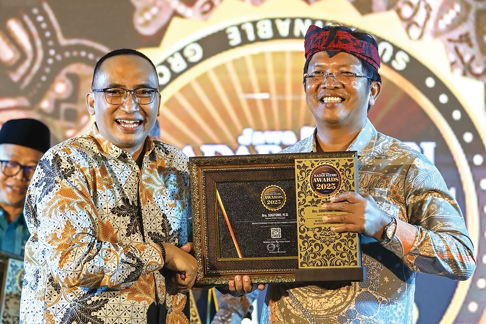 INOVATIF: Kepala SMAN 1 Nganjuk Sugiyono menerima penghargaan RK Awards 2025.
