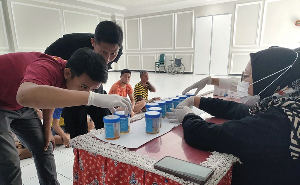 TES URINE: Petugas Rumah Tahanan (Rutan) Kelas IIB Nganjuk mengecek urine warga binaan. Petugas menemukan enam warga binaan yang positif mengonsumi soma, yang termasuk obat keras