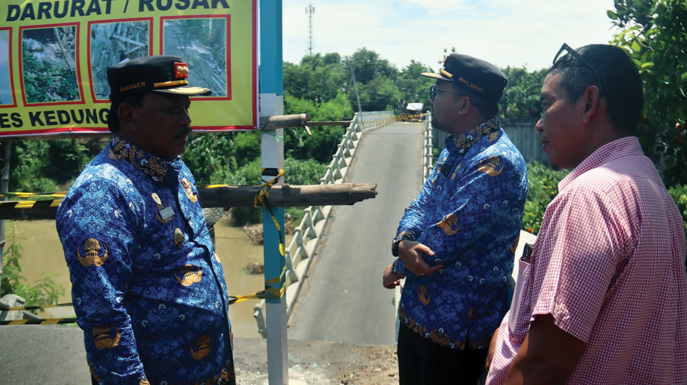 CEK BANGUNAN: Bupati Marhaen Djumadi dan Wabup Trihandy Cahyo Saputro melihat Jembatan Kedungdowo, Kecamatan Nganjuk yang putus kemarin. Jembatan ini menelan anggaran Rp 1,5 miliar.