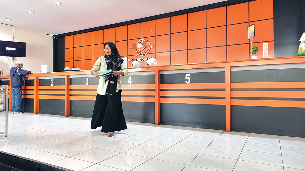 SEPI: Warga di Kantor Pos Nganjuk kemarin. Dana BLTS Kesra senilai Rp 5,1 miliar belum dicairkan penerima kemarin.