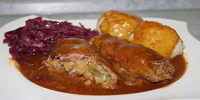 Rouladen, gulungan daging lembut berisi sayuran dengan saus pekat khas Jerman