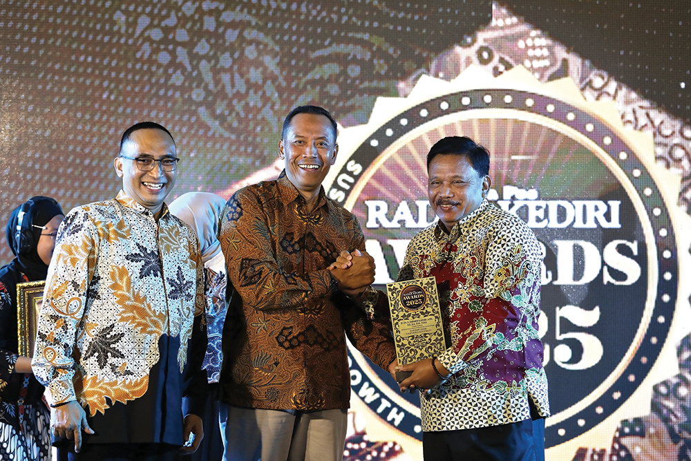 VISIONER: Wamen Dikti Saintek Prof. Dr. Fauzan, M.Pd didampingi Direktur JP Radar Kediri Kurniawan Muhammad menyerahkan penghargaan pada Bupati Marhaen.