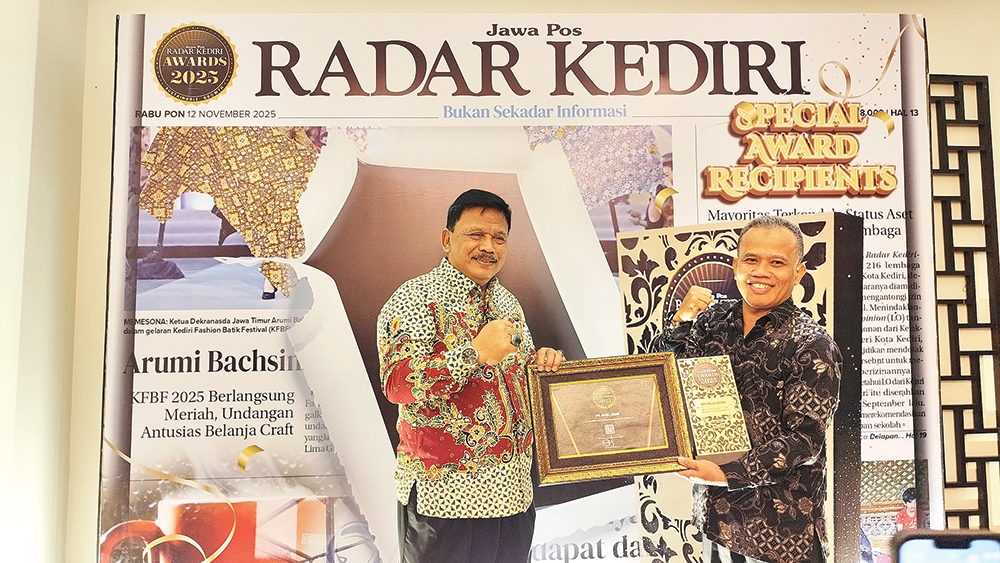 MEMBANGGAKAN: Bupati Marhaen Djumadi dan Direktur BPR Anjuk Ladang Nurkamdani foto bersama setelah menerima penghargaan.