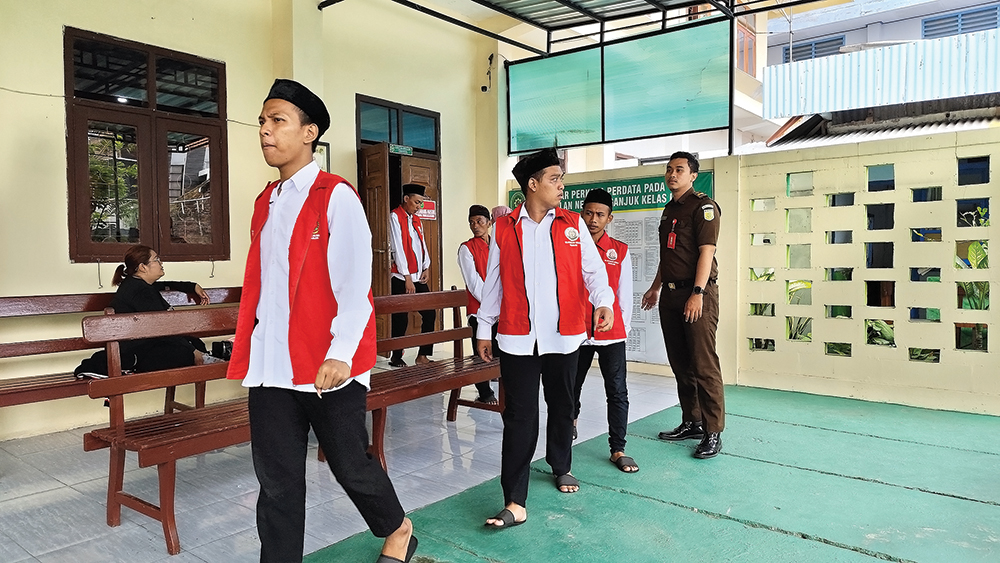 BATAL SIDANG: Belasan terdakwa kembali ke ruang tahanan karena sidang ditunda kemarin. Pengadilan Negeri Nganjuk menunda 14 sidang dalam sehari.