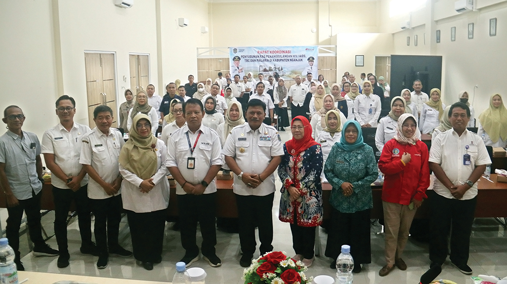 Kang Marhaen foto bersama peserta rapat koordinasi kemarin.