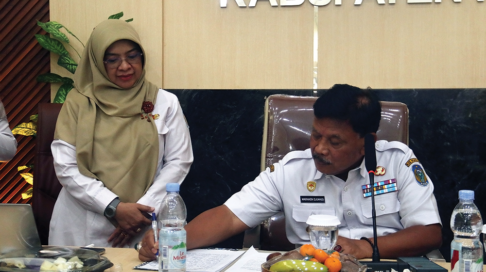 KOLABORASI: Bupati Nganjuk Marhaen Djumadi didampingi Kepala Dinkes Nganjuk dr Tien Farida Yani tanda tangan komitmen bersama Forkopimda Nganjuk untuk cegah HIV/AIDS, TBC, dan malaria.