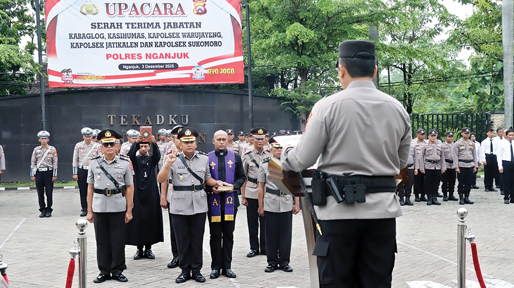 Gerbong mutasi di Polres Nganjuk bergerak lagi. Ada lima orang yang diganti. Yaitu, Kabaglog, Kasihumas, Kapolsek Warujayeng, Kapolsek Jatikalen, dan Kapolsek Sukomoro.