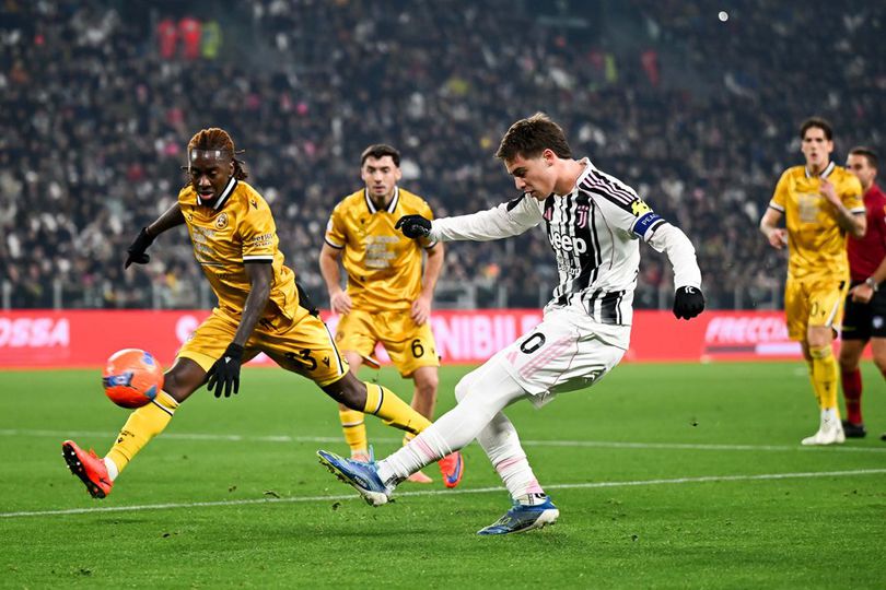 Percobaan tembakan Kenan Yildiz dalam laga Coppa Italia antara Juventus vs Udinese