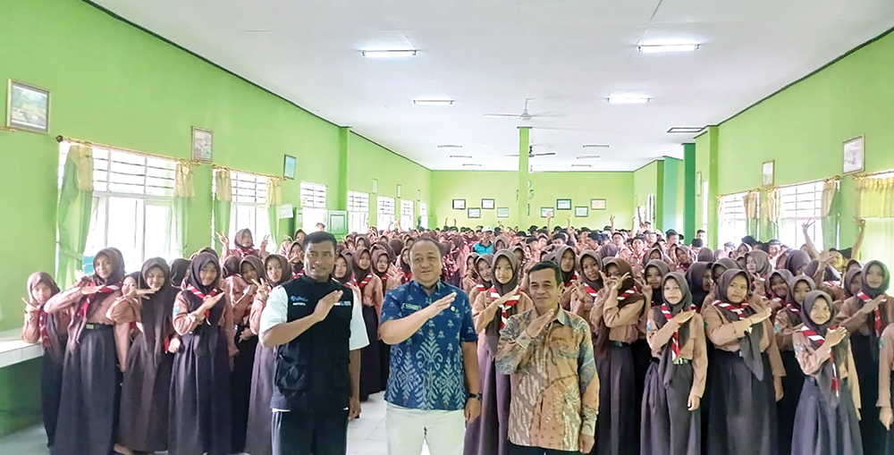 NGANJUK MELESAT: Munawir foto bersama peserta sosialisasi Satuan Pendidikan Aman Bencana.