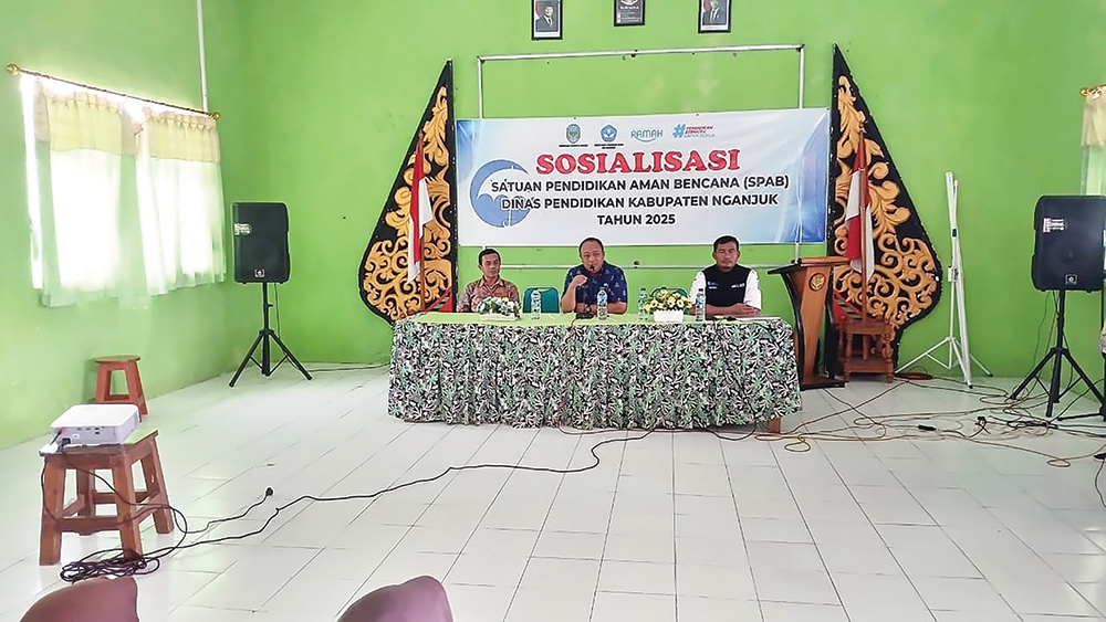PEMBUKAAN: Kabid SMP Dinas Pendidikan Nganjuk Munawir sosialisasi SPAB di SMP Negeri.