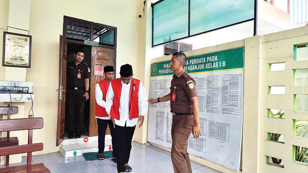 SPESIALIS CURANMOR: Ansori dan Obet keluar ruang sidang Pengadilan Negeri Nganjuk. Residivis pencuri sepeda motor asal Surabaya ini bawa kabur tujuh motor warga Nganjuk.