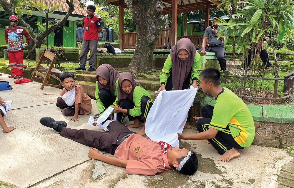 PRAKTIK: Siswa SMPN 1 Sawahan berlatih menolong korban bencana.