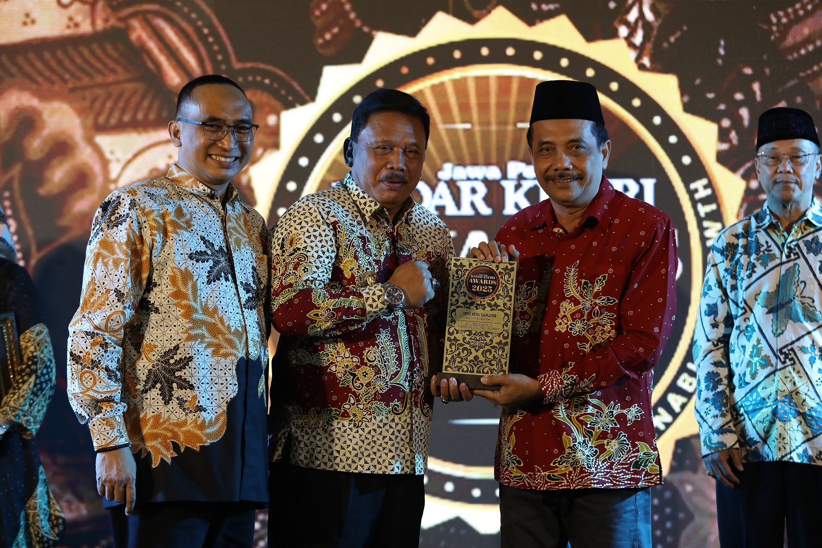 Tatit Heru Tjahjono mendapat penghargaan Radar Kediri Awards 2025
