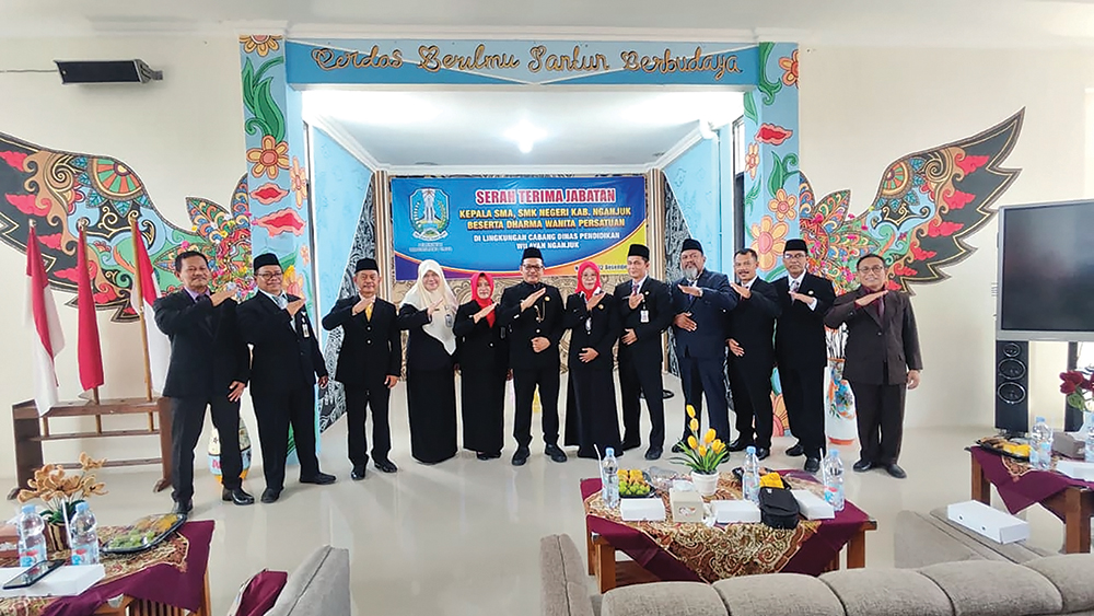 PROFESIONAL: Plt Kacabdin Jawa Timur Wilayah Nganjuk Iwan Triyono foto bersama kepala sekolah setelah serah terima jabatan pada Rabu (3/12).