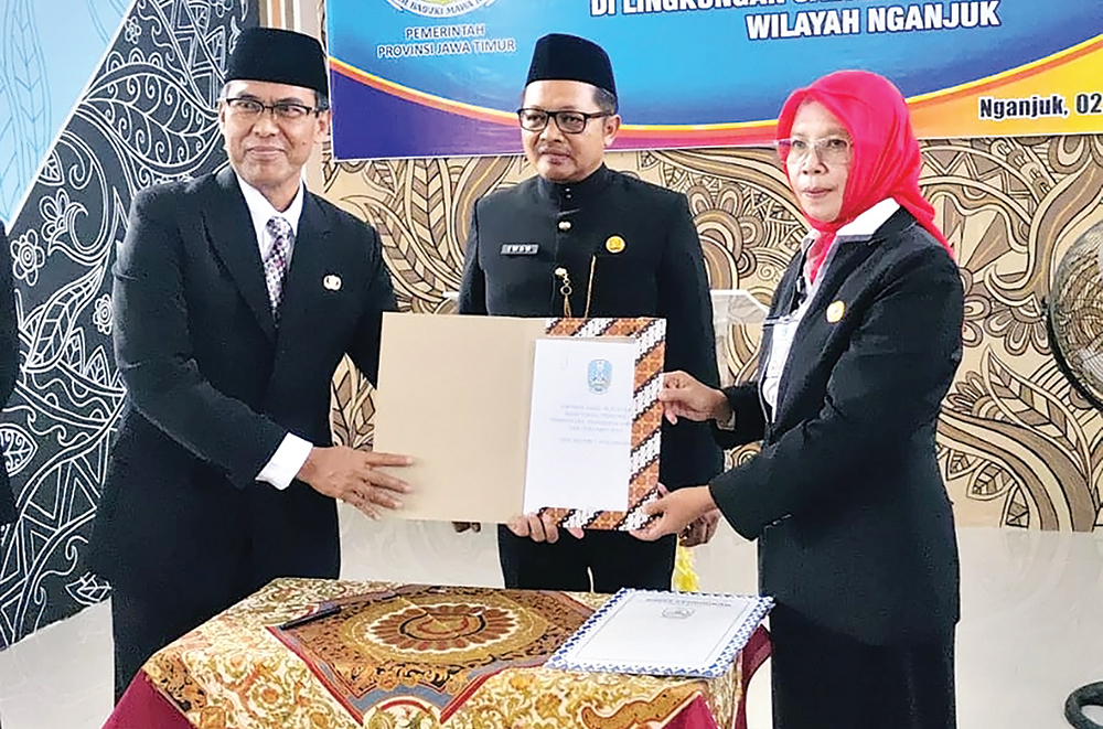 TUGAS BARU: Kepala sekolah yang baru segera bertugas setelah serah terima jabatan.