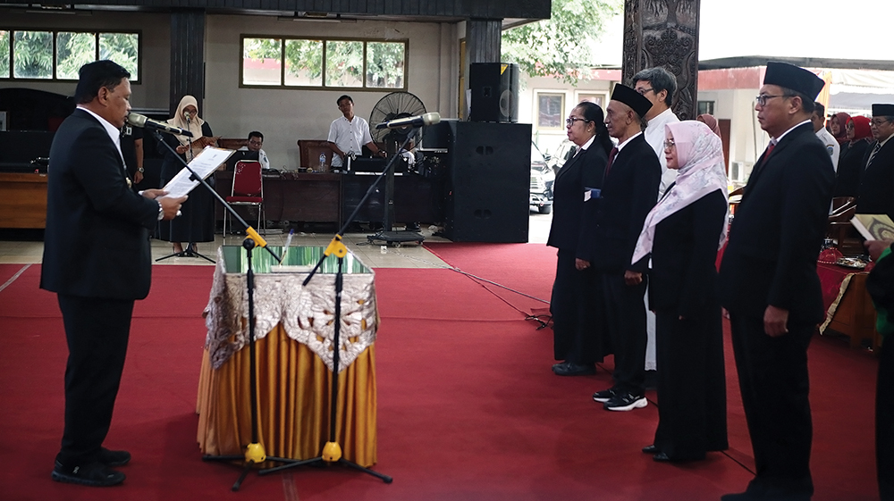 PELANTIKAN: Bupati Marhaen Djumadi melantik 53 pejabat eselon III dan IV. Ada empat camat baru di akhir tahun.