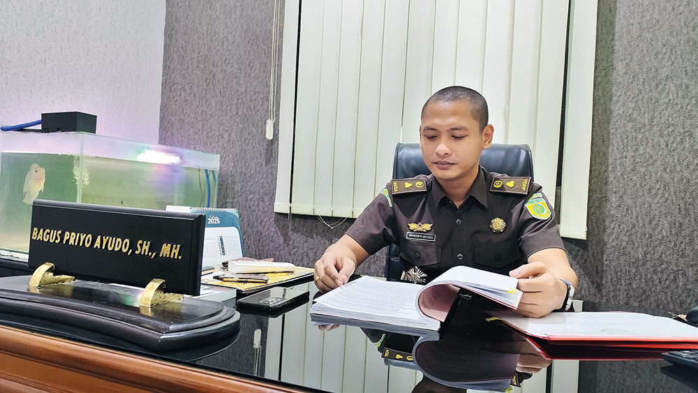 CEK BERKAS: Kasi Pidum Kejaksaan Bagus Priyo Ayudo menjadi jaksa karena cita-cita sejak kecil.