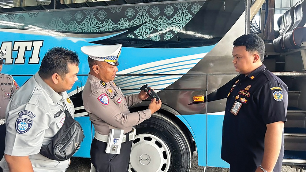 CEGAH KECELAKAAN: Kanit Kamsel Satlantas Iptu Jarwanto dan Dishub Nganjuk mengecek kondisi bus di garasi.