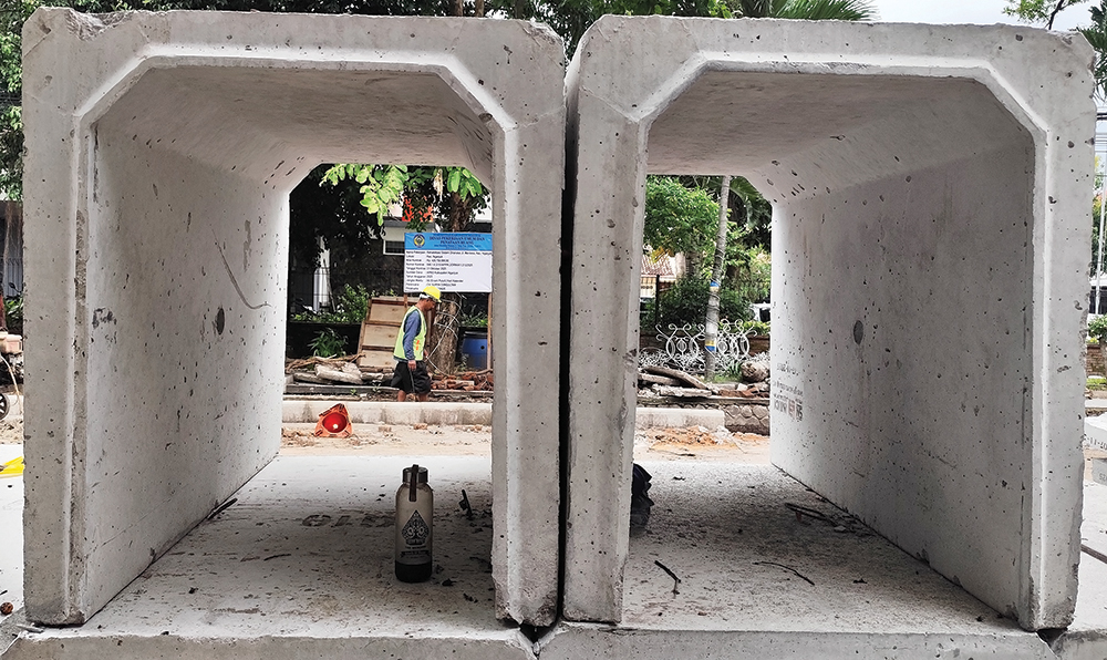 BANJIR MENGANCAM: Pekerja proyek saluran air di Jalan Merdeka, Nganjuk ngebut karena harus selesai akhir tahun ini. Ancaman banjir menghantui warga Kabupaten Nganjuk saat musim hu