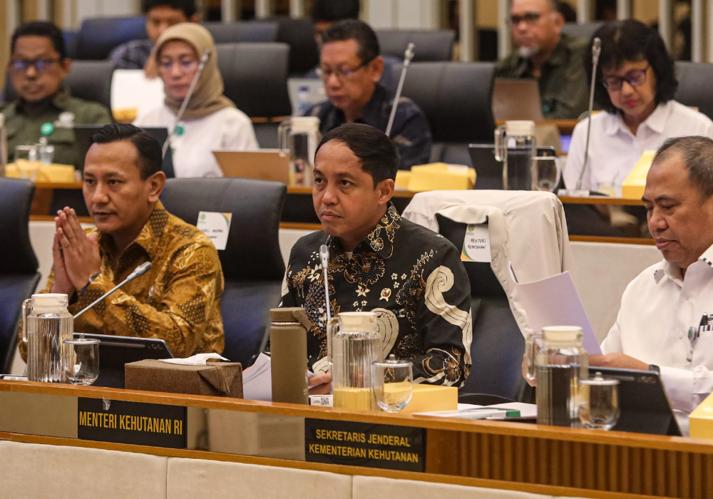 Menteri Kehutanan Raja Juli Antoni bersama Wakil Menteri Kehutanan Rohmat Marzuki mengikuti rapat kerja dengan Komisi IV DPR di Jakarta.