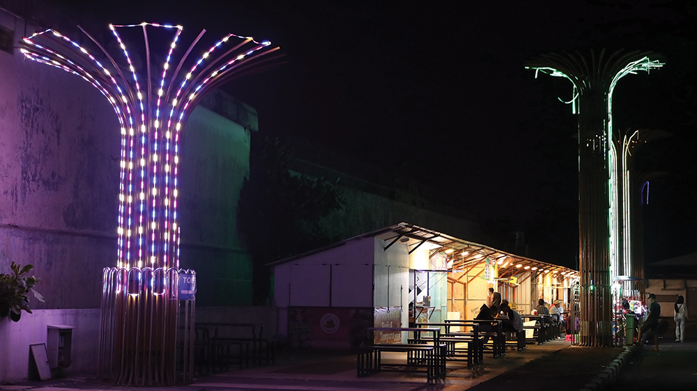 INDAH: Lampu hias di Slumbung Foos Festival berkilau saat malam hari.