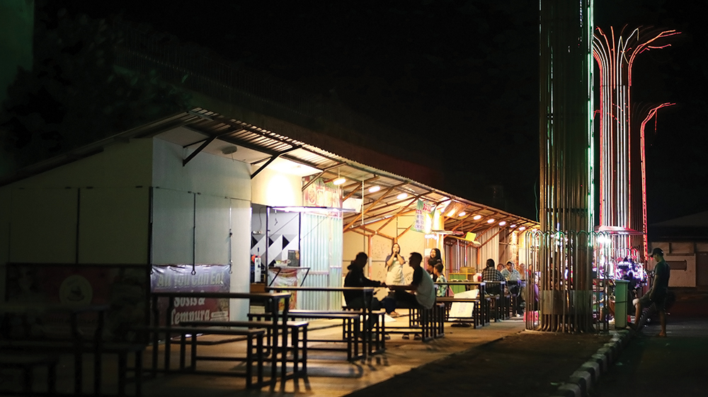 KEMBALI MENGGELIAT: Pengunjung Slumbung Food Festival (SFF) menikmati jajanan saat malam hari.