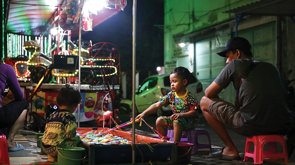 KOMPLET: Anak-anak memancing dengan ditemani orang tuanya di Slumbung Food Festival.