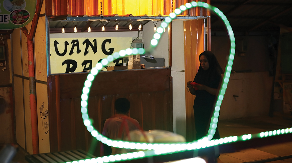 KEKINIAN: Stan di Slumbung Food Festival menarik perhatian pengunjung Kawasan Ekonomi Nganjuk.